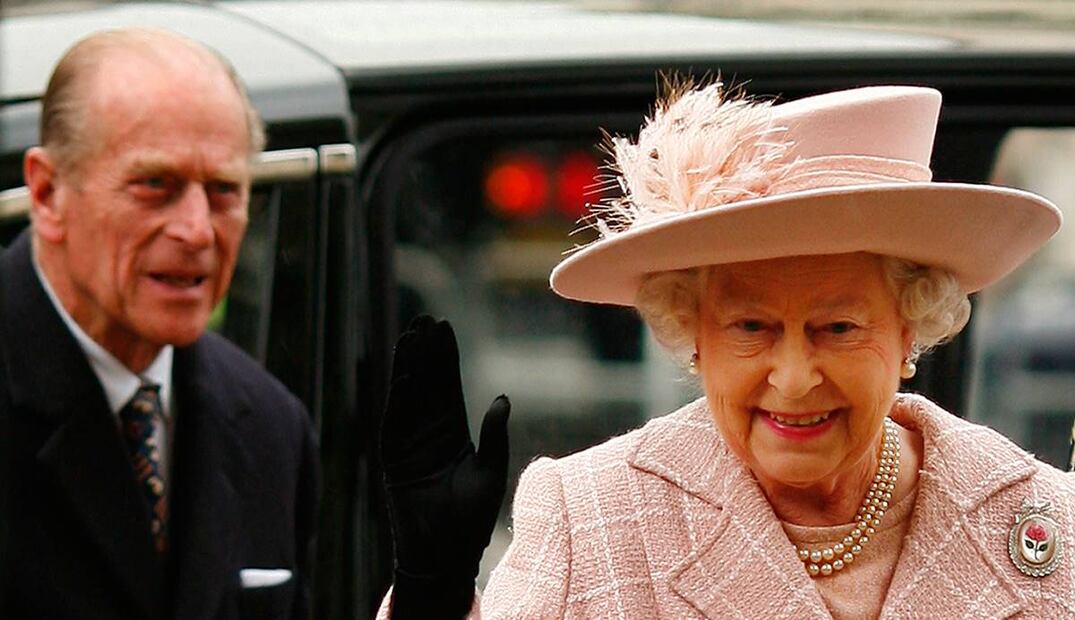 El significado oculto que guardan los broches de la reina Isabel