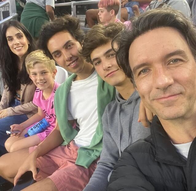 Sandra Echeverría y Leo de Lozanne con Andrés, Alexis y Bruno en Miami / Foto: Especial - @leozanne