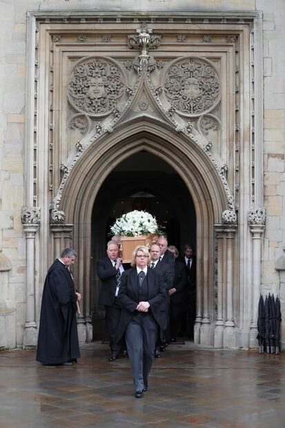 Dan último adiós a Stephen Hawking en Cambridge