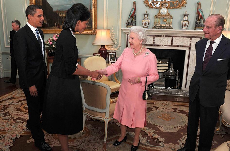 El día que Michelle Obama rompió los protocolos de la realeza británica