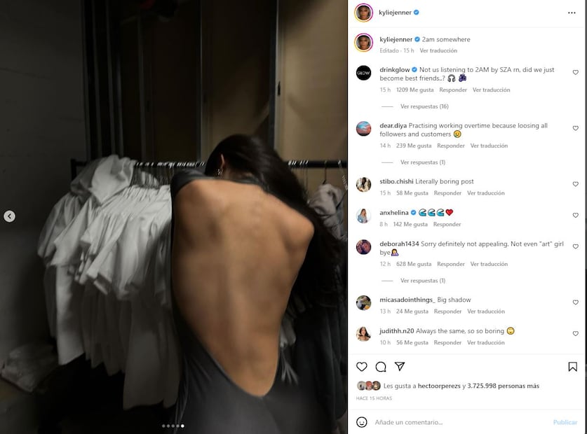 Kylie Jenner ciñe su cintura con un vestido ajustado de profundo escote en la espalda