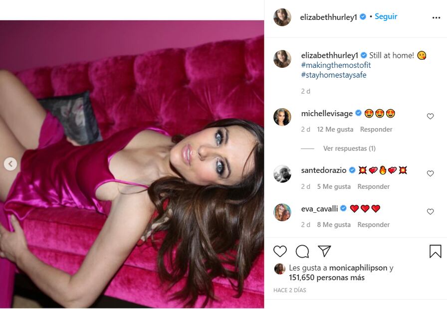 Elizabeth Hurley seduce con vestido de satén rosa y tacones 