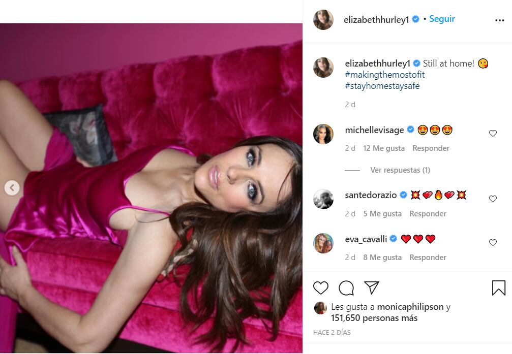 Elizabeth Hurley seduce con vestido de satén rosa y tacones 