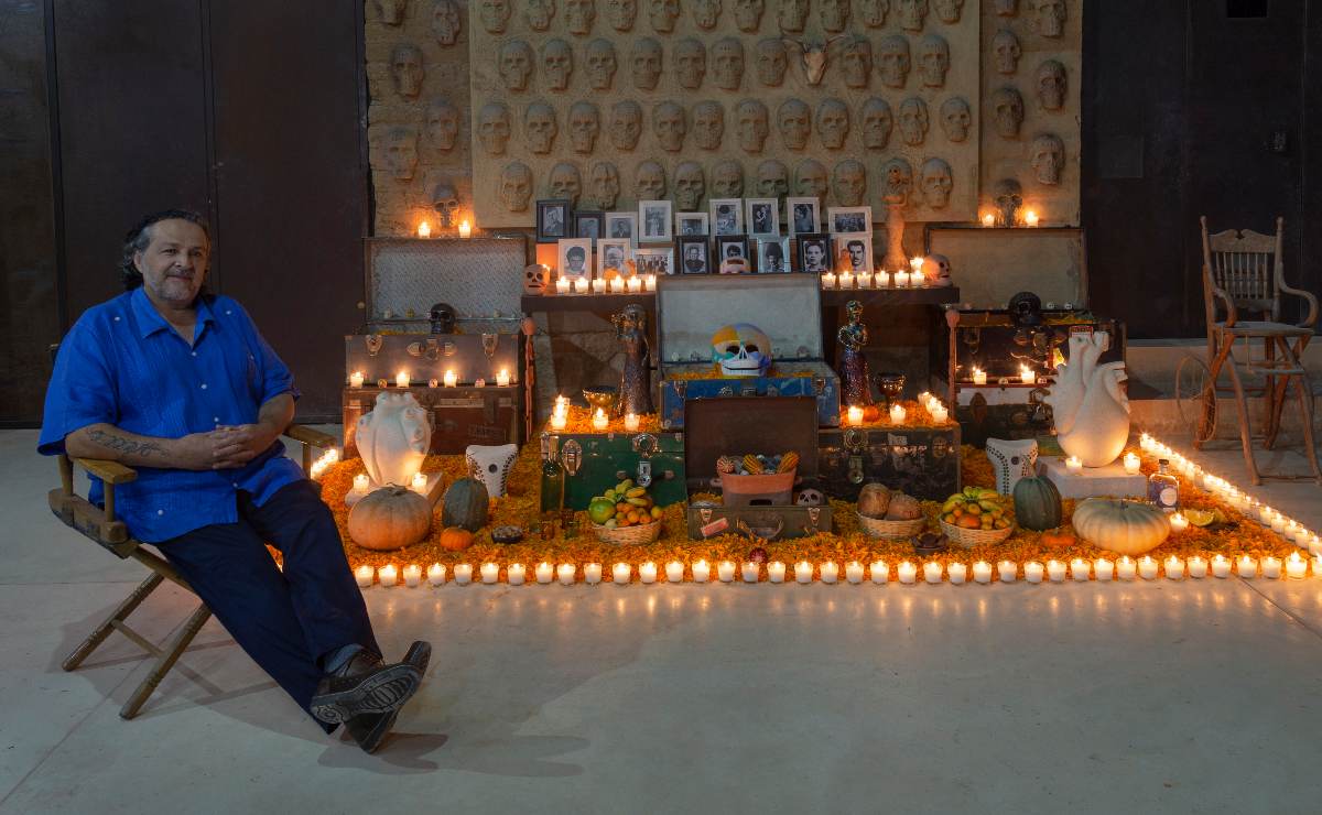 <p>
	Adán Paredes y su altar de muertos. (Foto: Cortesía)</p>
