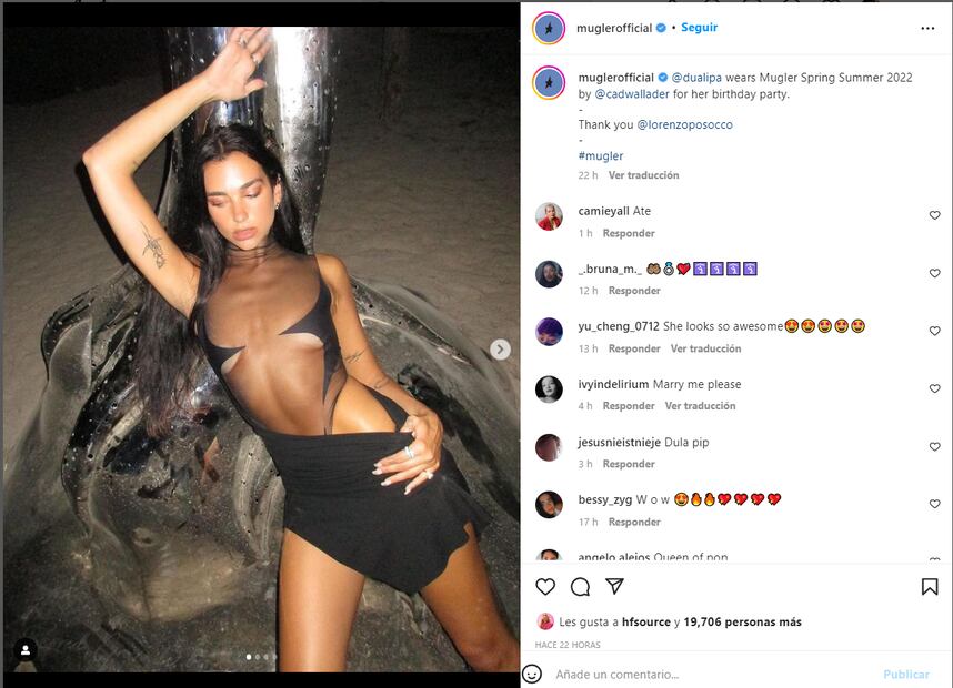 Dua Lipa posa con vestido totalmente transparente de Mugler 