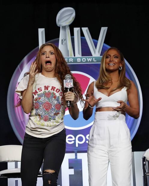 Jennifer Lopez impacta en blanco y zapatillas de Jimmy Choo con cristales 