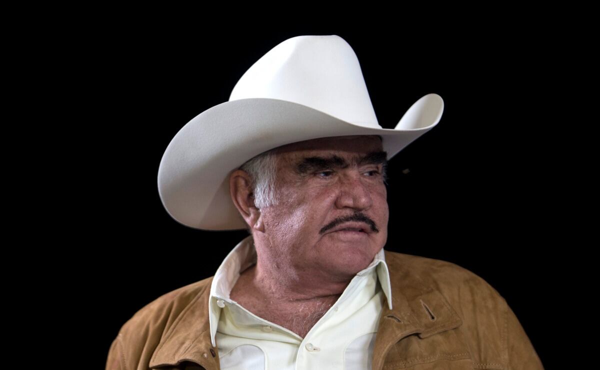 Vicente Fernández es alimentado por una sonda especial