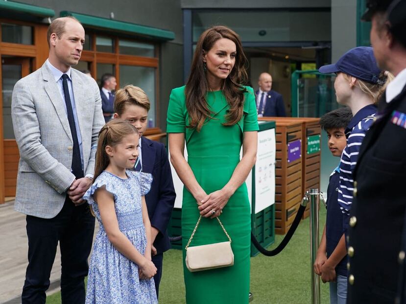 Kate Middleton y el príncipe William junto a sus hijos, la princesa Charlotte y el príncipe George en Wimbledon /  AFP