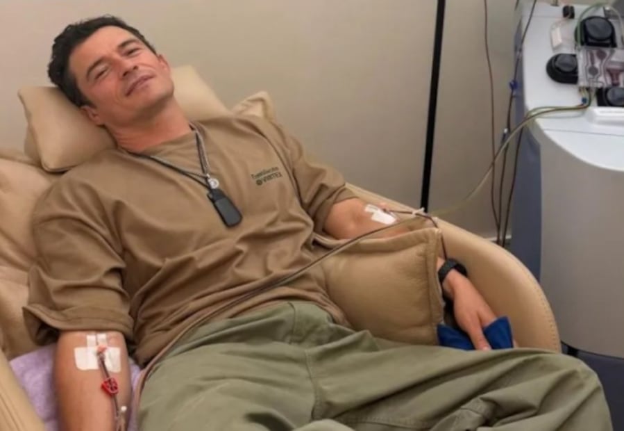 Orlando Bloom durante su proceso de plasmaféresis / Foto: Instagram