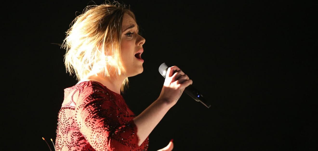 Adele se siente avergonzada tras drástica pérdida de peso