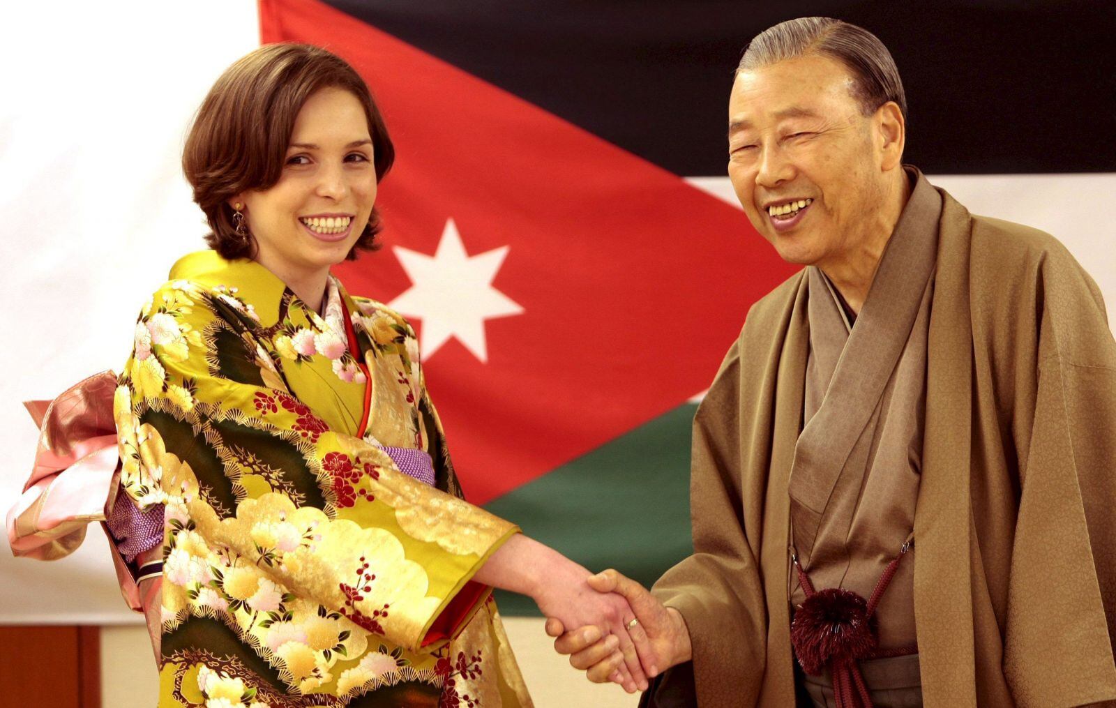 La princesa Raiyah, hermana de la princesa Haya de Jordania, llega al altar con periodista británico