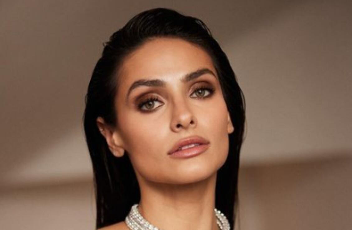 Renata Notni seductora y elegante con top bordado de Stella McCartney