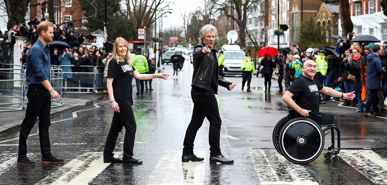 Enrique de Sussex y Bon Jovi cantan juntos en Abbey Road Studios y posan como The Beatles