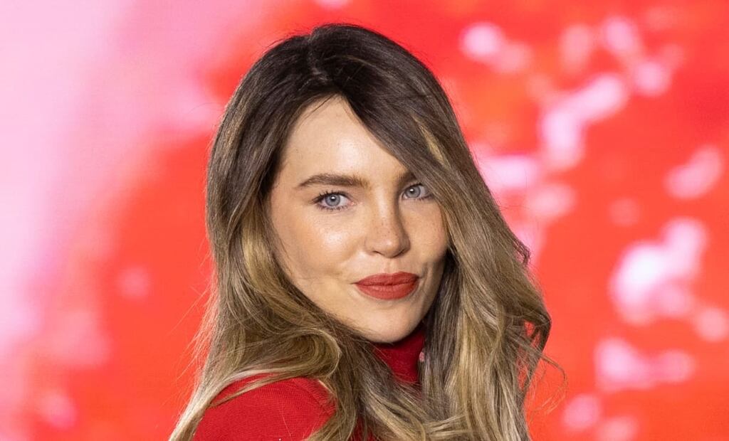 Belinda sufrió una caída durante el desfile de L'Oreal París / Foto: EFE
