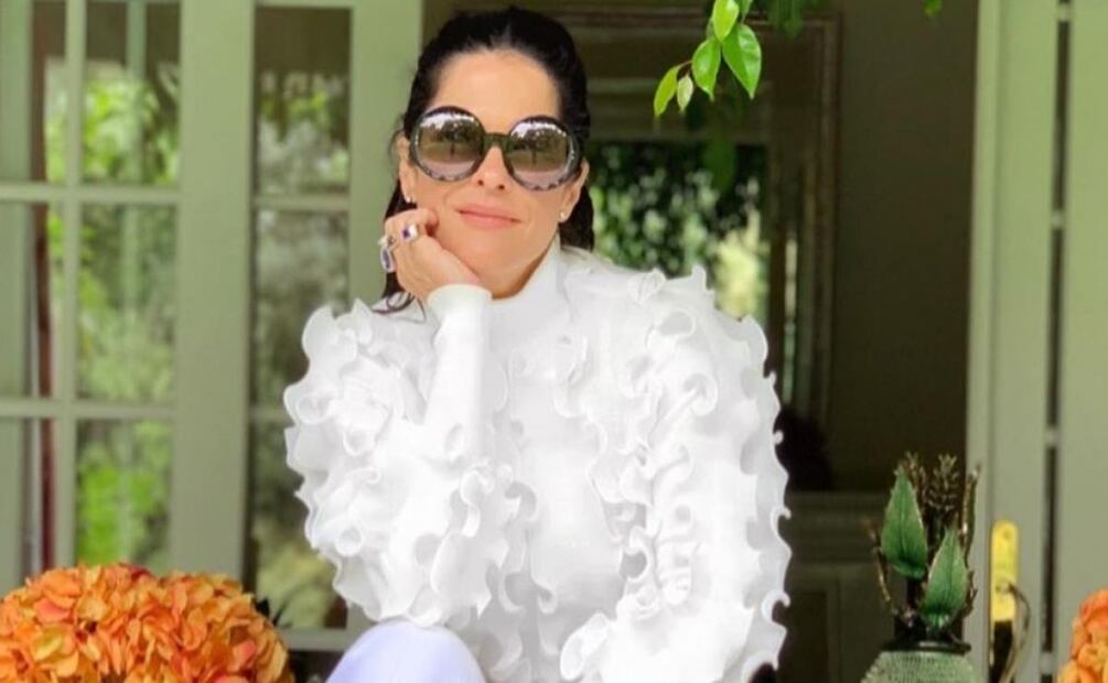 Martha Debayle dona cubrebocas con las telas de su colección