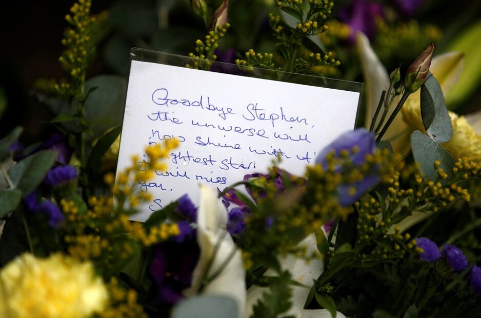 Dan último adiós a Stephen Hawking en Cambridge