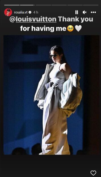 Rosalía propone reinventar el invierno con un maxi suéter