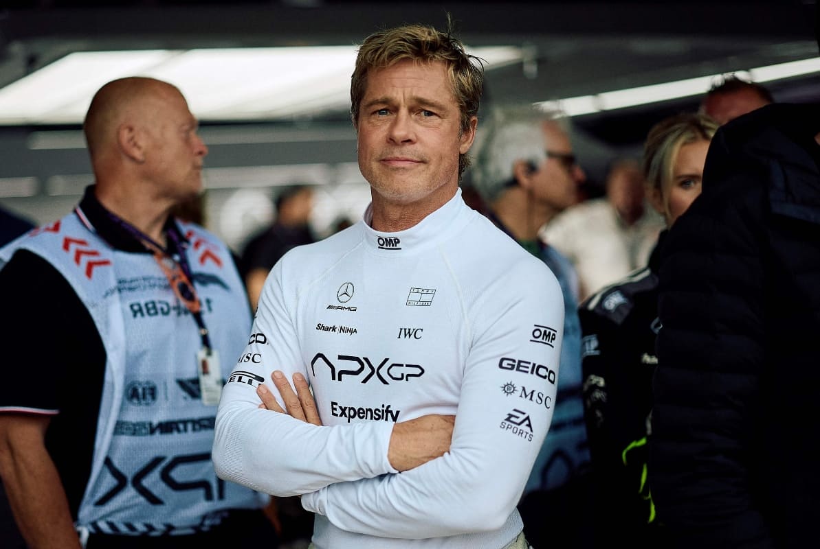 Brad Pitt en el Circuito de Silverstone previo al Gran Premio de Gran Bretaña 2024 / Foto: AFP