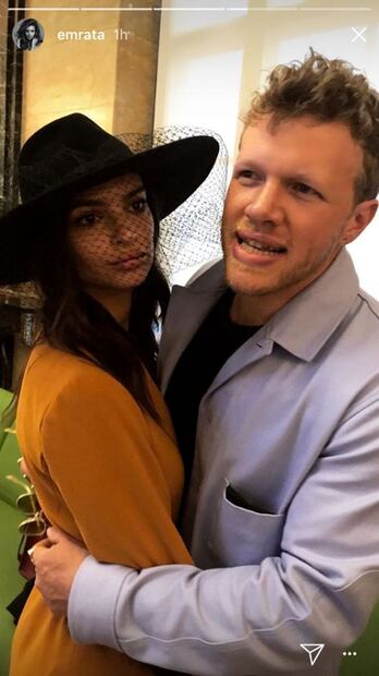 De amarillo y con sombrero: así se casó hoy Emily Ratajkowski