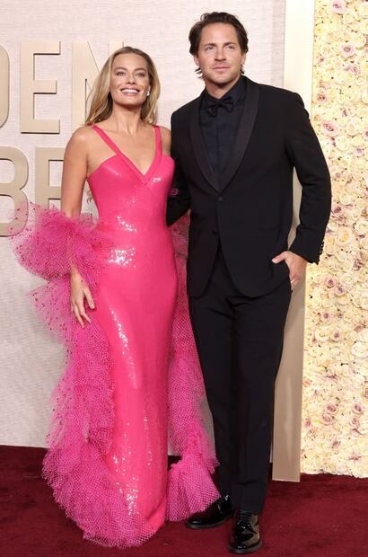 Margot Robbie y su esposo Tom Ackerley en los Golden Globes 2024 / AFP