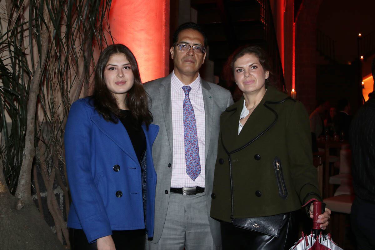 Daniela, César y Mariana Mayorga. (Foto: Quadra Producciones para VIP)