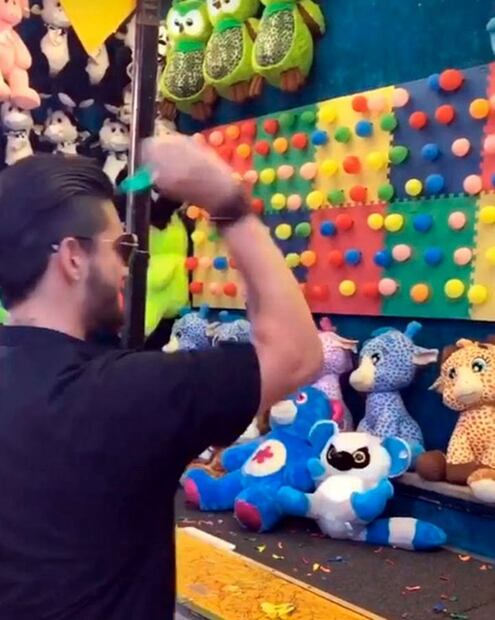 Maluma "cuida" a Camila Fernández en Boston