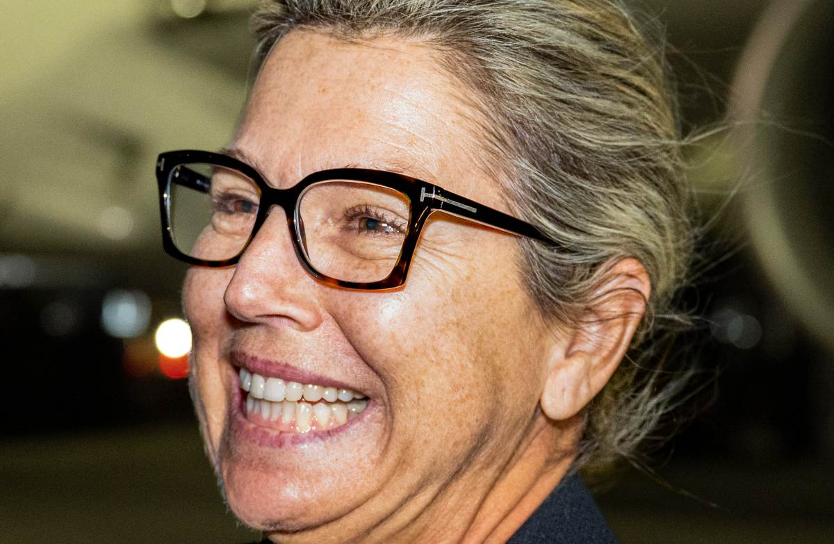 Máxima de Holanda con calcetines a la vista, chongo y sin maquillaje