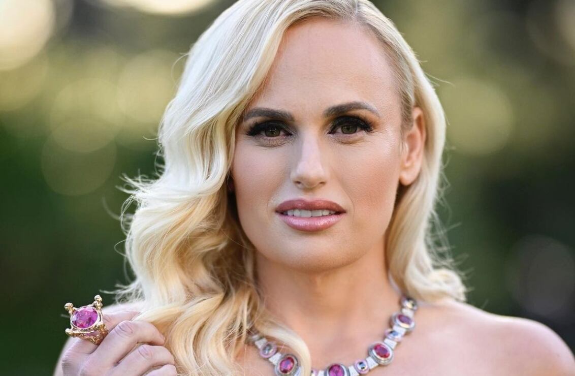 Rebel Wilson asegura que un miembro de la familia real la invitó a una "orgía llena de drogas"