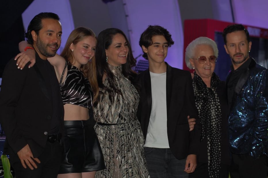 Jesús Sesma y Marcela Colokuris asisten juntos al estreno de Broadway in the Park