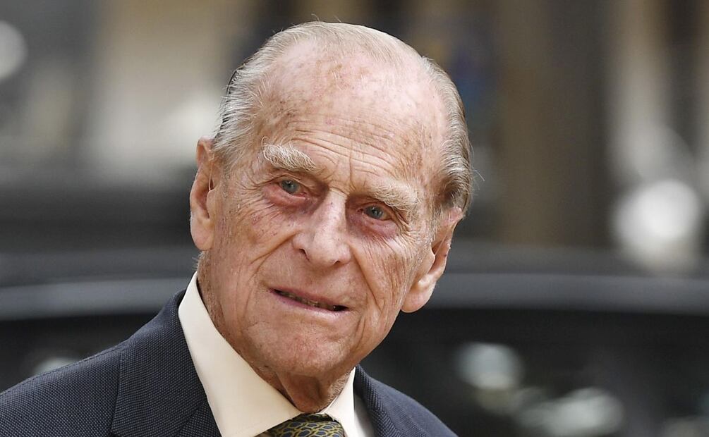El príncipe Carlos de Gales creció sin el amor de sus padres