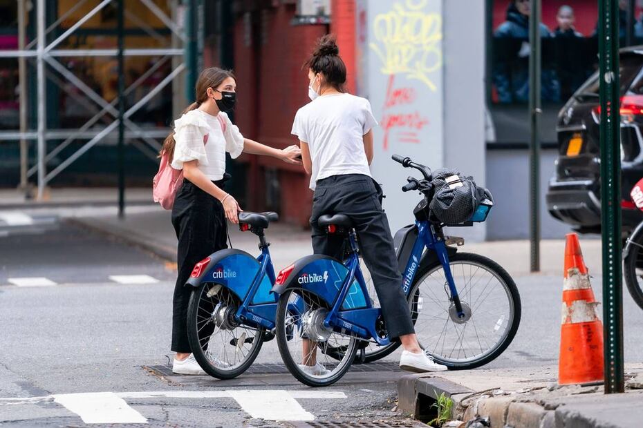 Katie Holmes de paseo en bici con su novio y su hija Suri Cruise