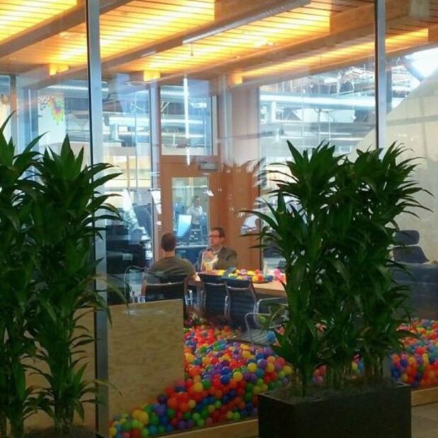 Te damos un recorrido por la oficina de Mark Zuckerberg 
