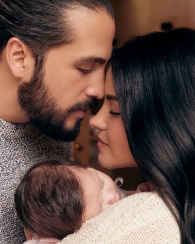 Andrés Tovar y Maite Perroni con su hija. (Foto: instagram)