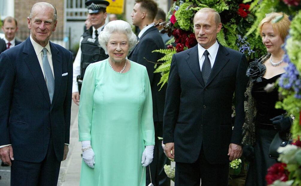 La reina Isabel II se saltó el protocolo tras desplante de Vladímir Putin