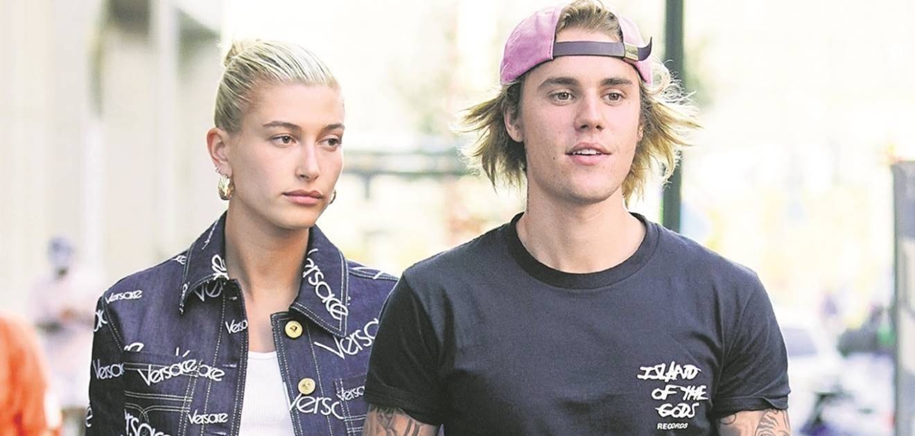 Justin Bieber juega hockey en el interior de su avión privado