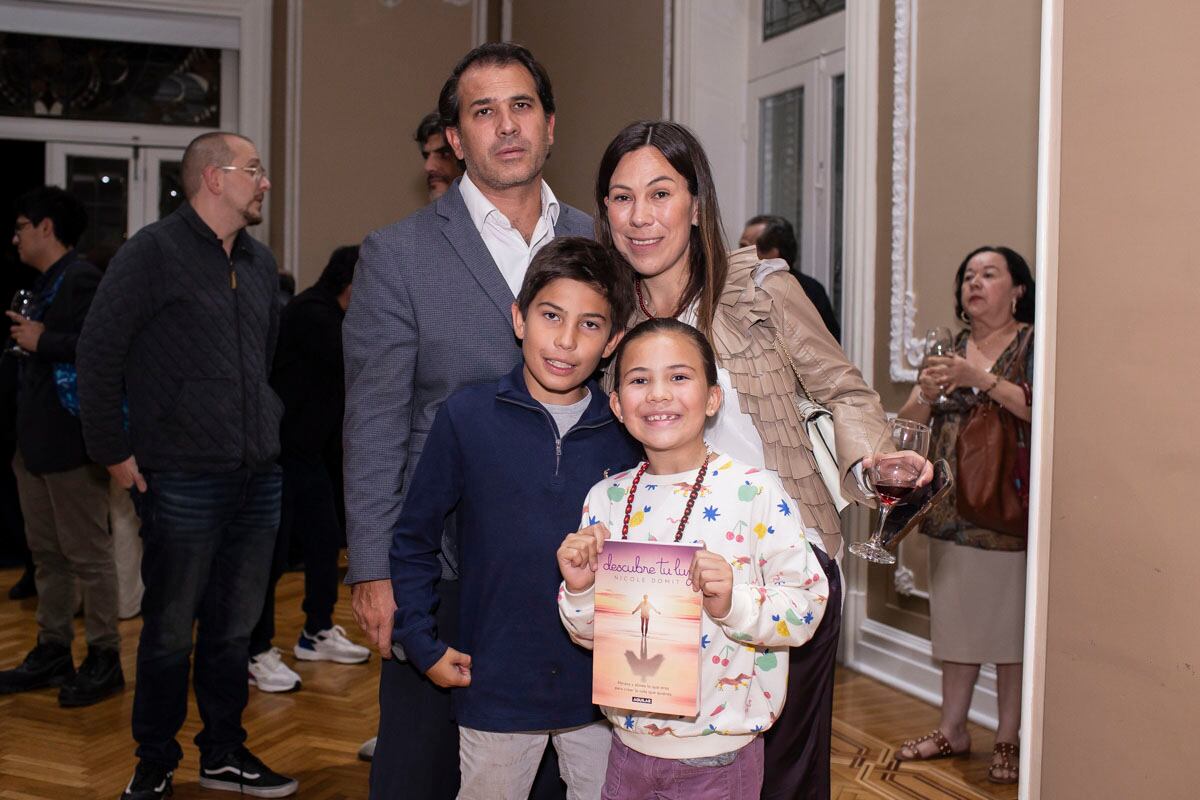 Miguel, Miguel y Paula Manzano con Liz Suárez. (Foto: Esteban Torreblanca)