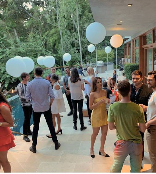 Con un beso y un gran pastel, Ricky Martin celebra el cumpleaños de Jwan Yosef  en su mansión de LA 