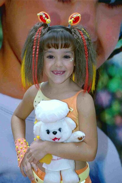 Danna Paola revive el peinado de chonguitos de su niñez