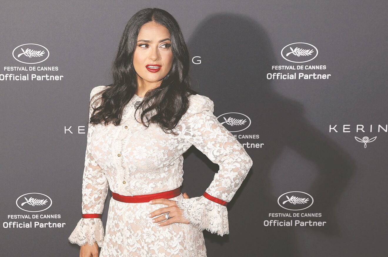 Riqueza de Salma Hayek es más grande que la de la reina Isabel ll