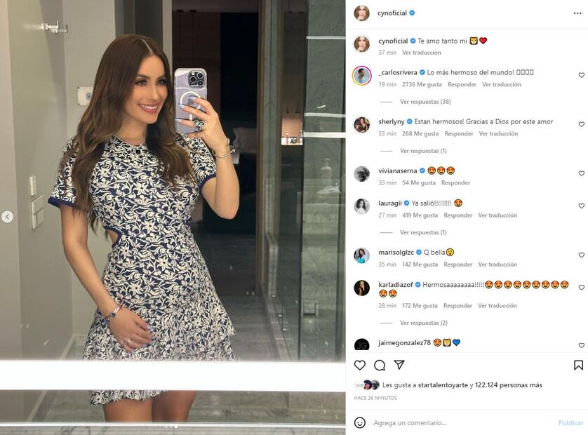 Cynthia Rodríguez presume su baby bump con un mini vestido cut out de color azul