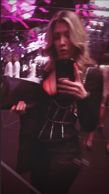 Michelle Salas, de visita en el backstage del Victoria's Secret Fashion Show