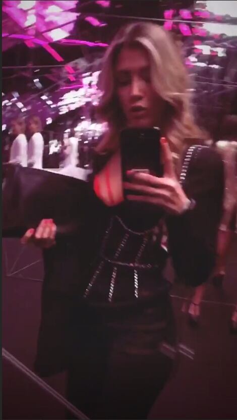 Michelle Salas, de visita en el backstage del Victoria's Secret Fashion Show