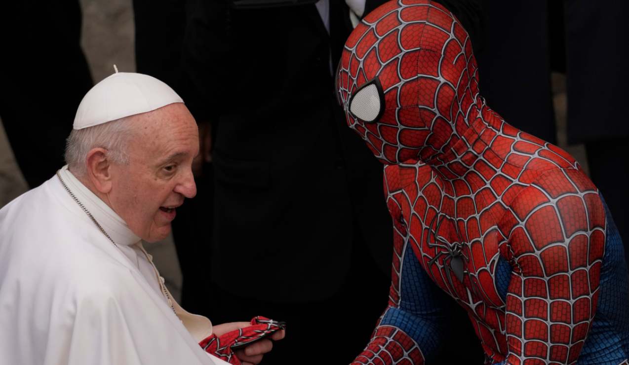 El Papa Francisco recibe regalo de Spiderman en el Vaticano