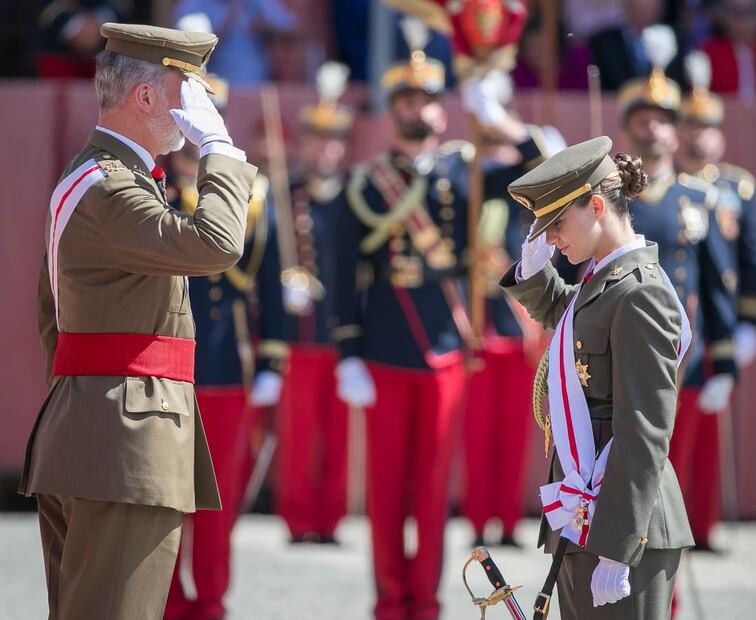 La princesa Leonor y el rey Felipe VI durante la ceremonia de entrega del despacho de alférez / Foto: EFE