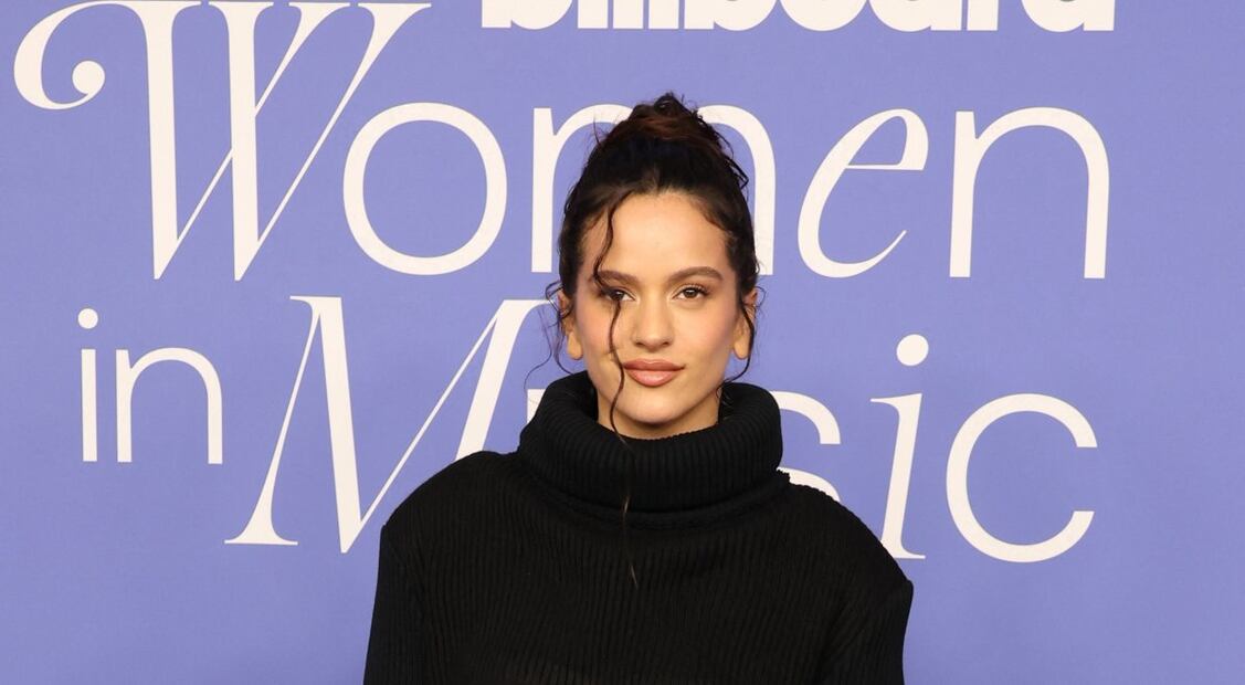 Rosalía, la cantante y productora que triunfa con transparencias underboob en los Billboard Women in Music