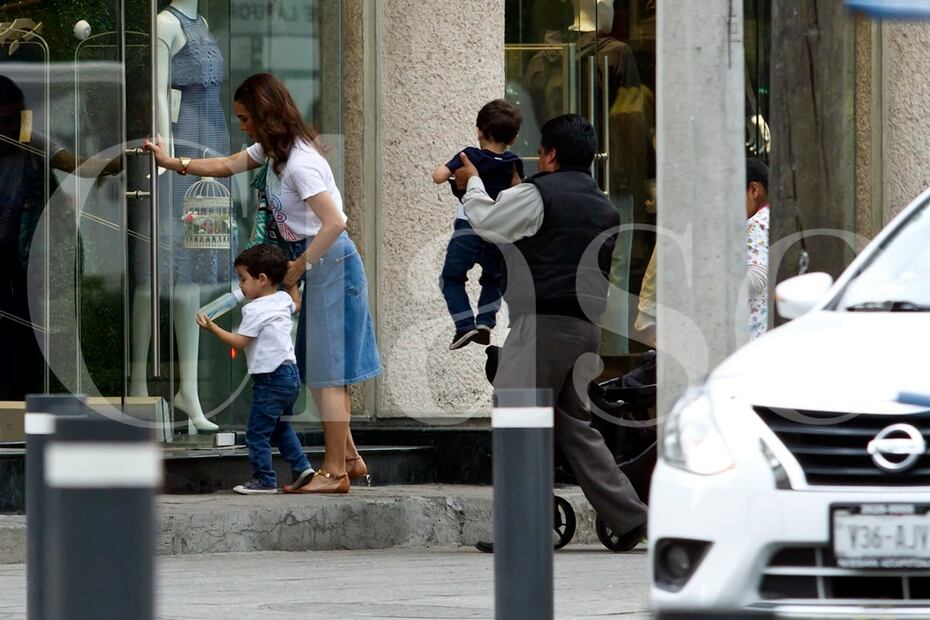 Paparazzi: Biby Gaytán de shopping con sus gemelos Daniel y Manuel Capetillo