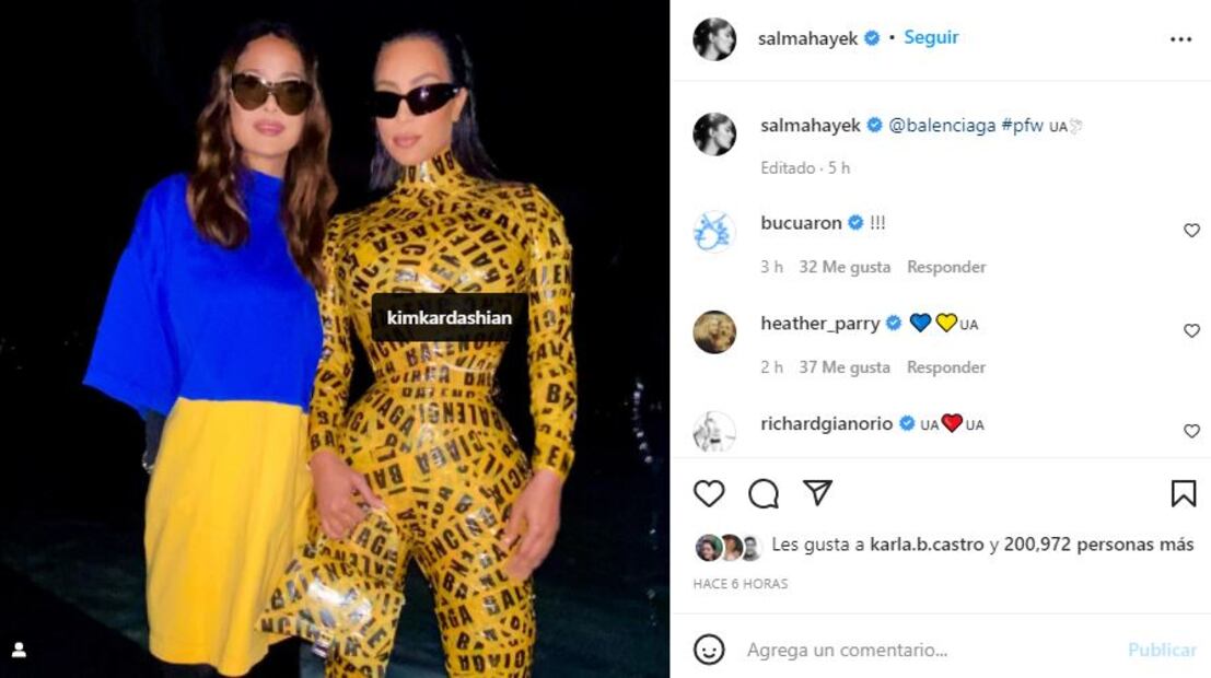 Salma Hayek posa junto a Kim Kardashian en desfile de Balenciaga