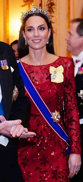 Lady in Red. Kate Middleton deslumbra con los diamantes de Isabel II y corona de princesa