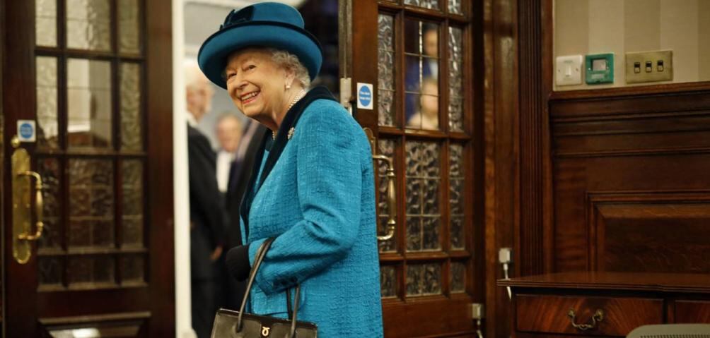 La reina Isabel II busca en Linkedin a un asistente de catering general 