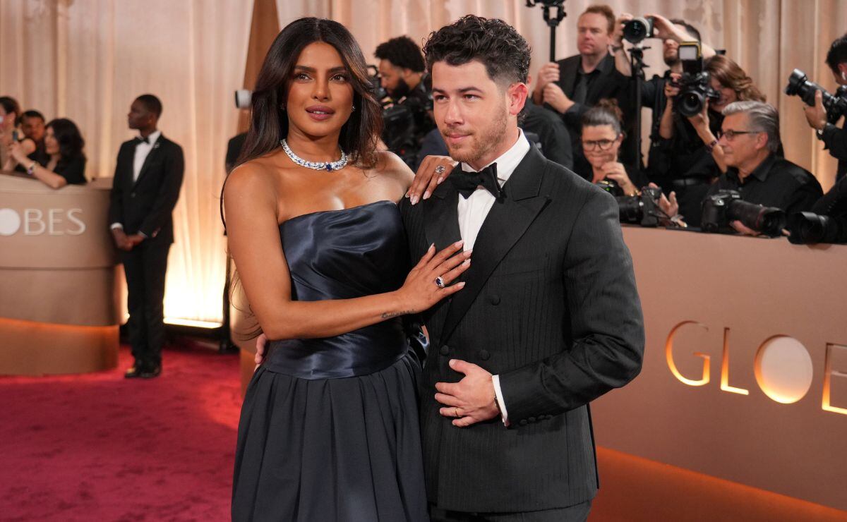 Nick Jonas y Priyanka Chopra
 en los Golden Globes 2026 / Foto: AP